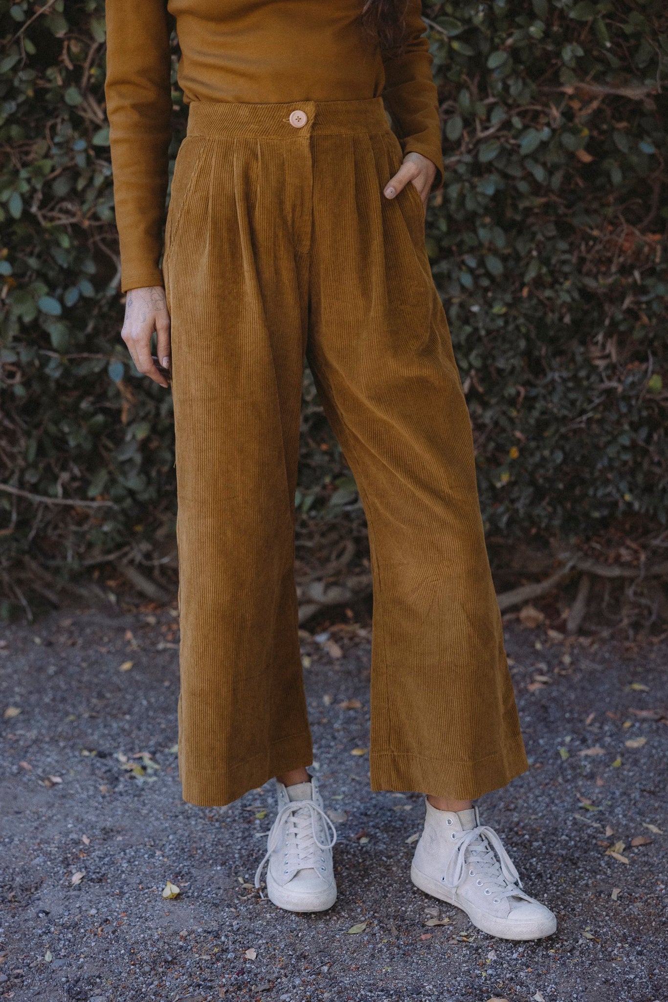 the baye pant in earth corduroy