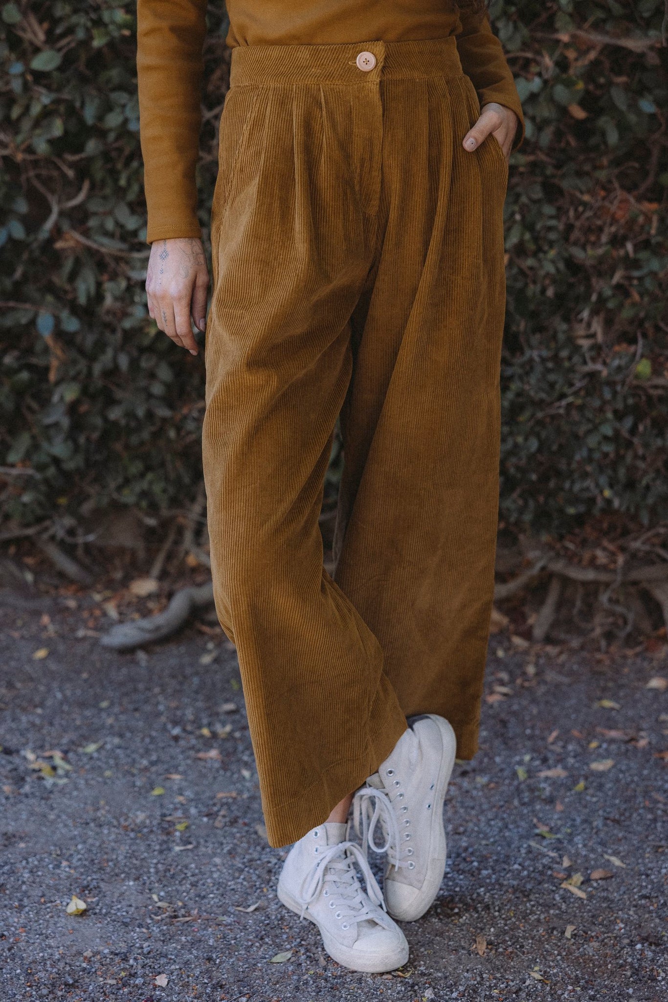 the baye pant in earth corduroy